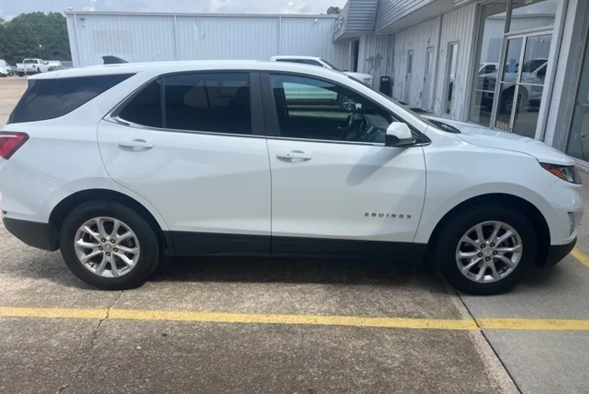 2021 Chevrolet Equinox LT photo 1