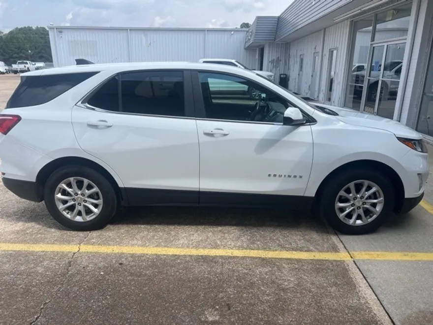 2021 Chevrolet Equinox LT photo 1