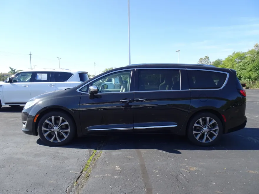 2017 Chrysler Pacifica Limited photo 1