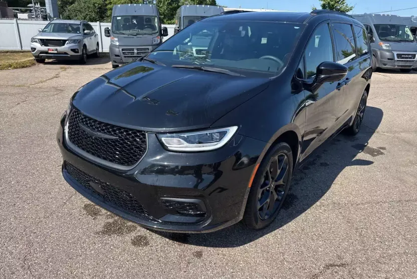 2023 Chrysler Pacifica Limited photo 1