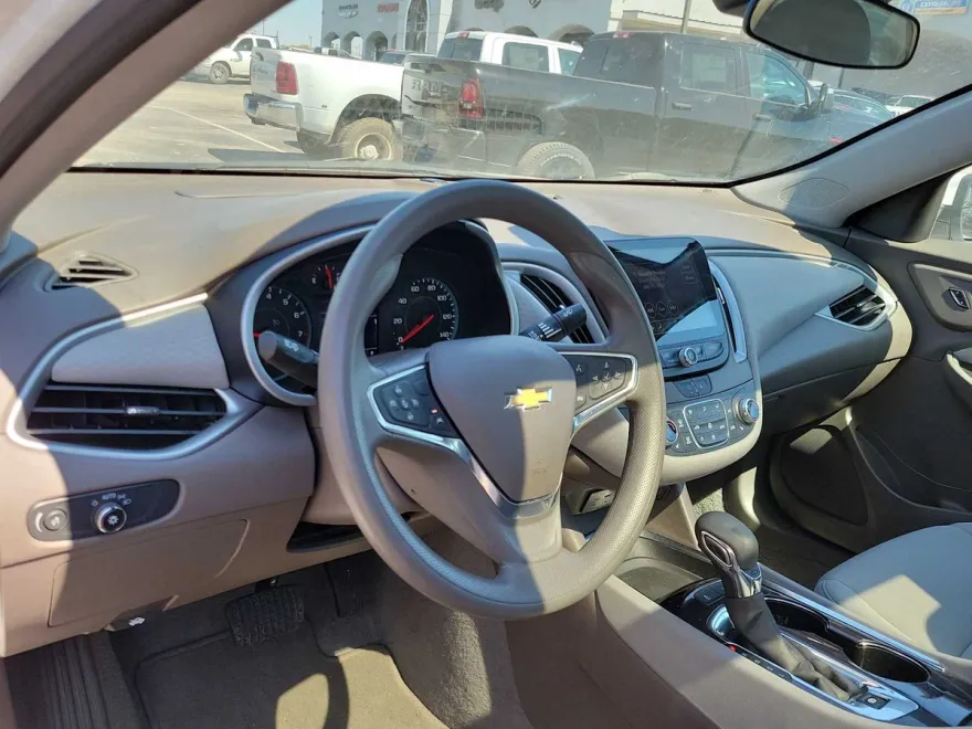 2024 Chevrolet Malibu 1LT photo 1