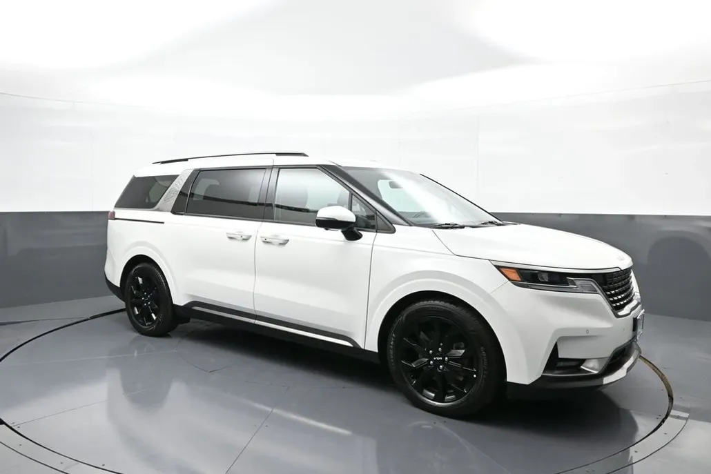 2023 Kia Carnival SX photo 1
