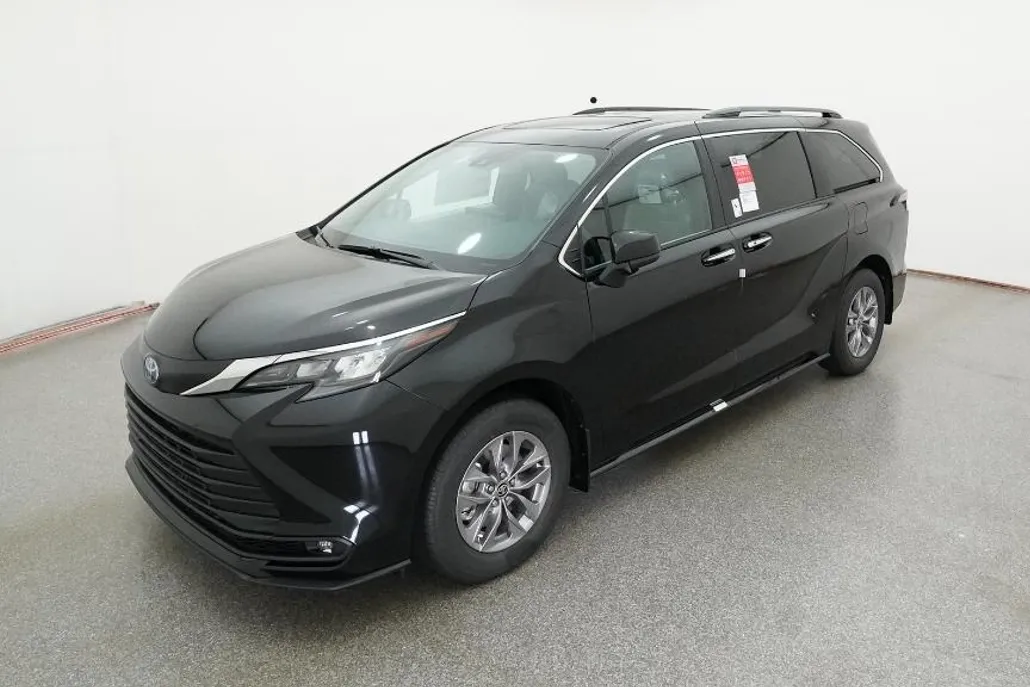 2025 Toyota Sienna XLE photo 1