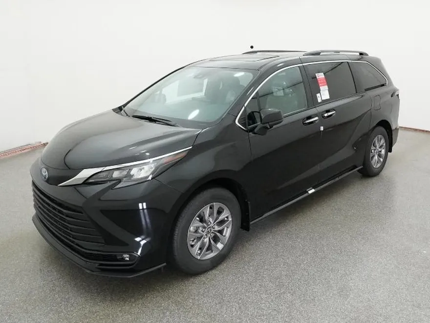 2025 Toyota Sienna XLE photo 1
