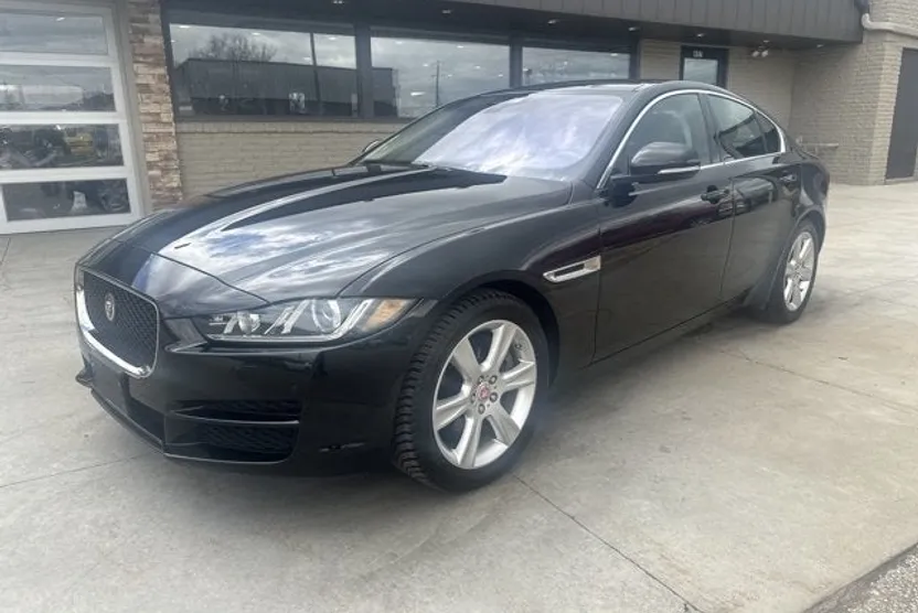 2018 Jaguar XE Prestige photo 1
