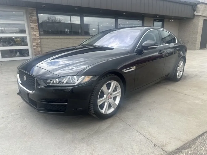 2018 Jaguar XE Prestige photo 1
