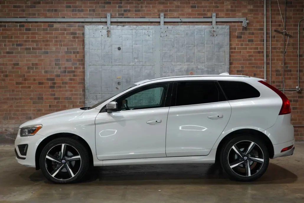 2015 Volvo XC60 T6 R-Design Platinum photo 1