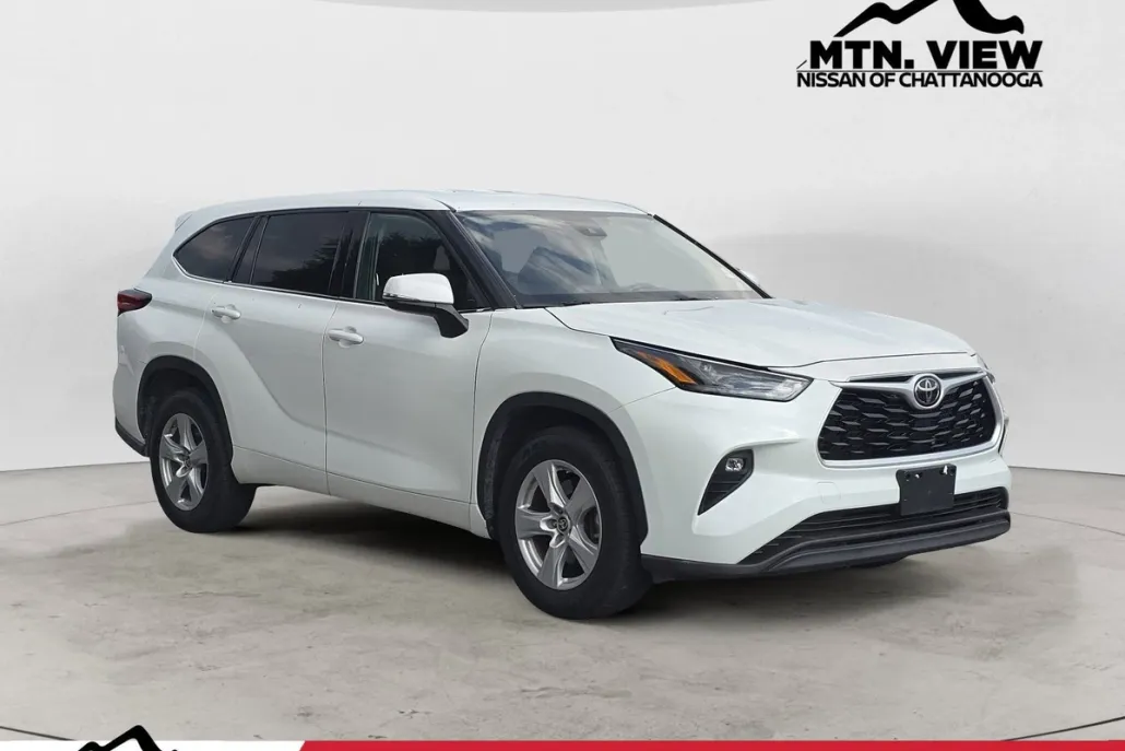 2022 Toyota Highlander LE photo 1