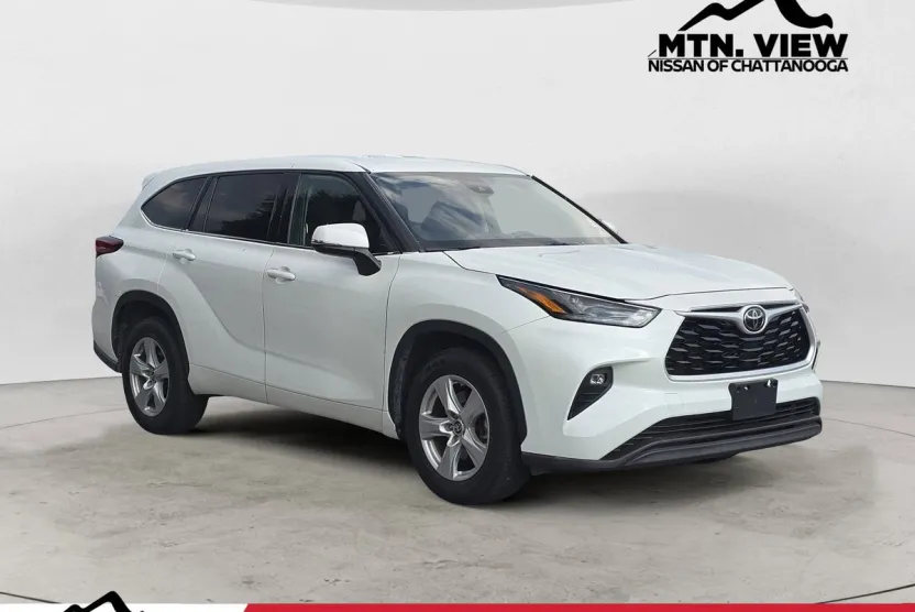 2022 Toyota Highlander LE photo 1