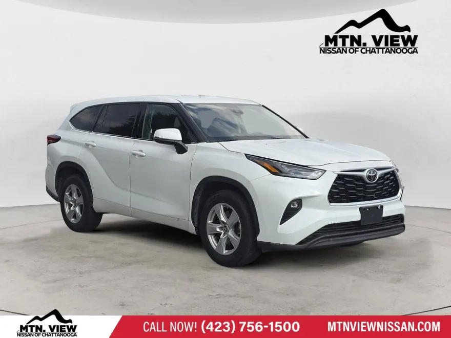 2022 Toyota Highlander LE photo 1