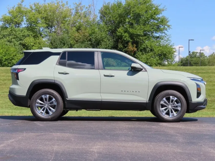 2026 Chevrolet Equinox LT photo 1