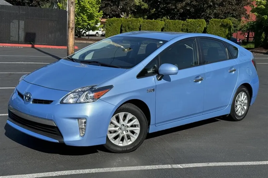 2015 Toyota Prius Plug-in Hybrid Advanced photo 1