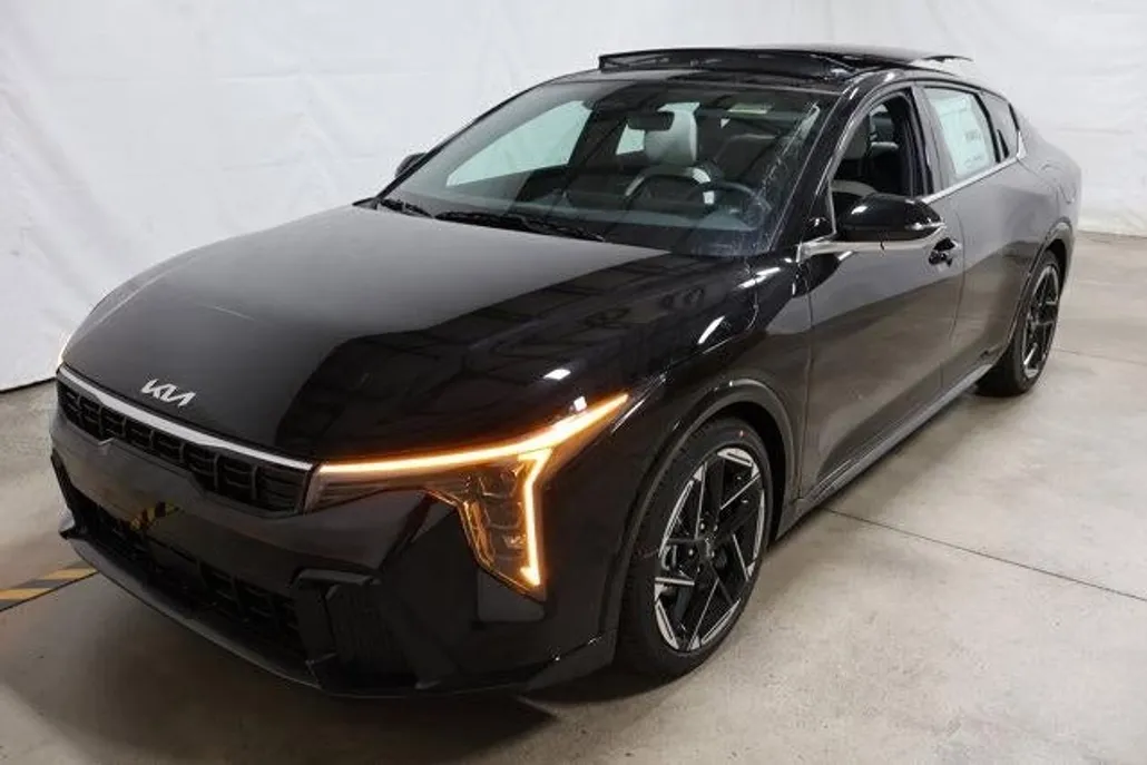 2025 Kia K4 GT-Line photo 1