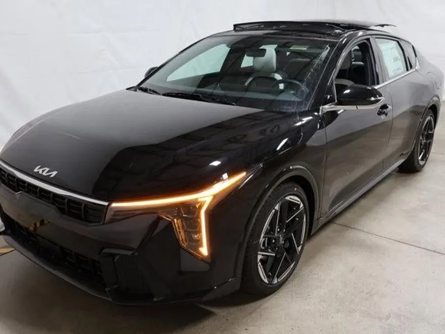 2025 Kia K4 GT-Line photo 1