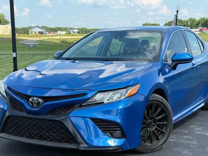 2019 Toyota Camry SE XLE photo 1