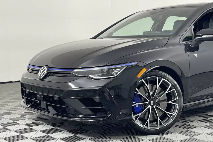 2025 Volkswagen Golf R 2.0 TSI photo 1