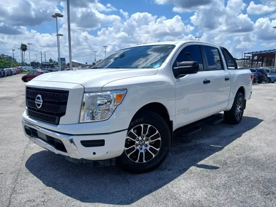 2022 Nissan Titan Crew Cab SV photo 1