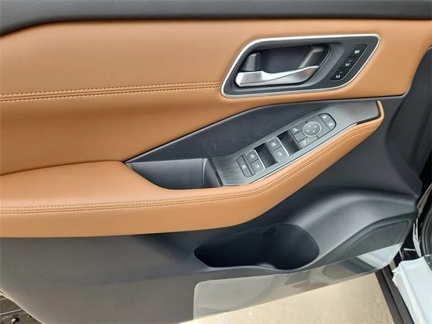 2026 Nissan Rogue Platinum photo 1