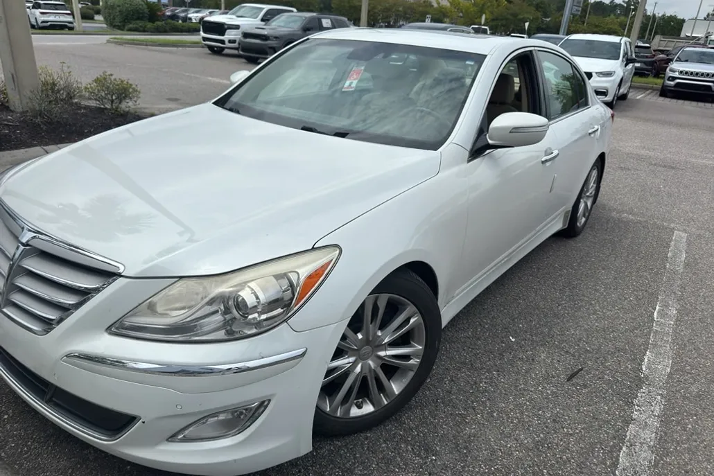 2013 Hyundai Genesis 3.8 photo 1
