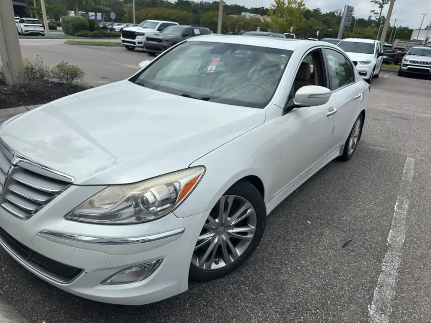 2013 Hyundai Genesis 3.8 photo 1
