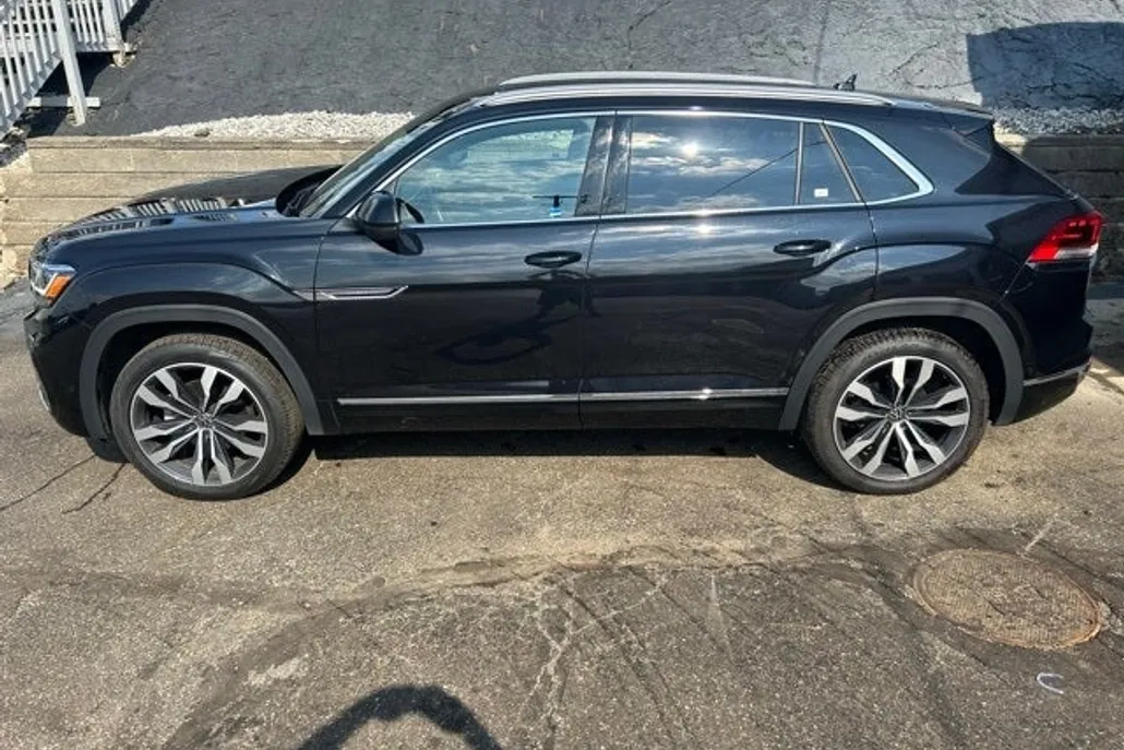 2022 Volkswagen Atlas Cross Sport V6 SEL Premium R-Line photo 1