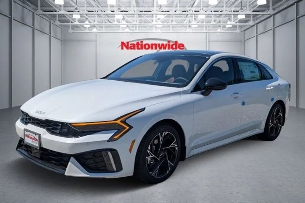 2025 Kia K5 GT-Line photo 1