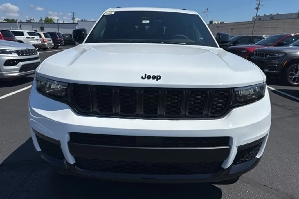 2025 Jeep Grand Cherokee Limited photo 1