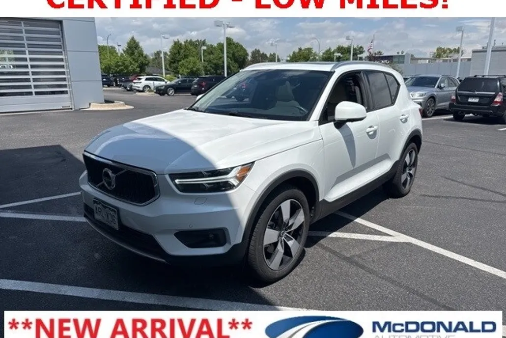 2022 Volvo XC40 Momentum photo 1