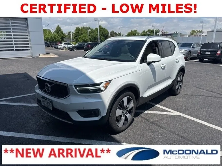 2022 Volvo XC40 Momentum photo 1