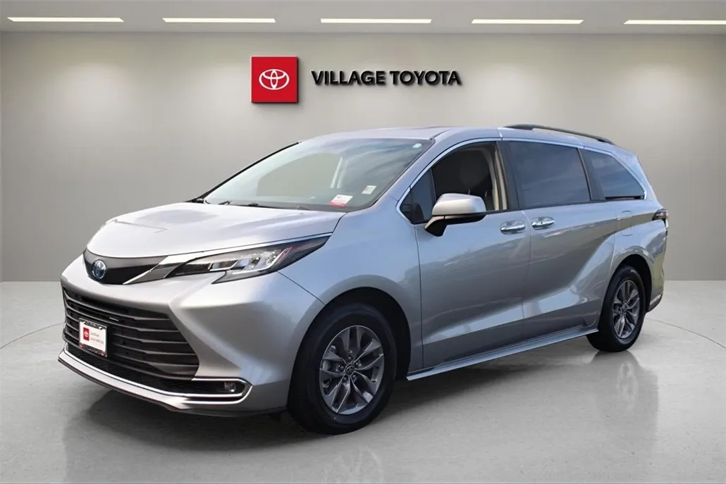 2023 Toyota Sienna XLE photo 1