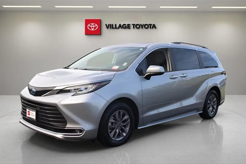 2023 Toyota Sienna XLE photo 1