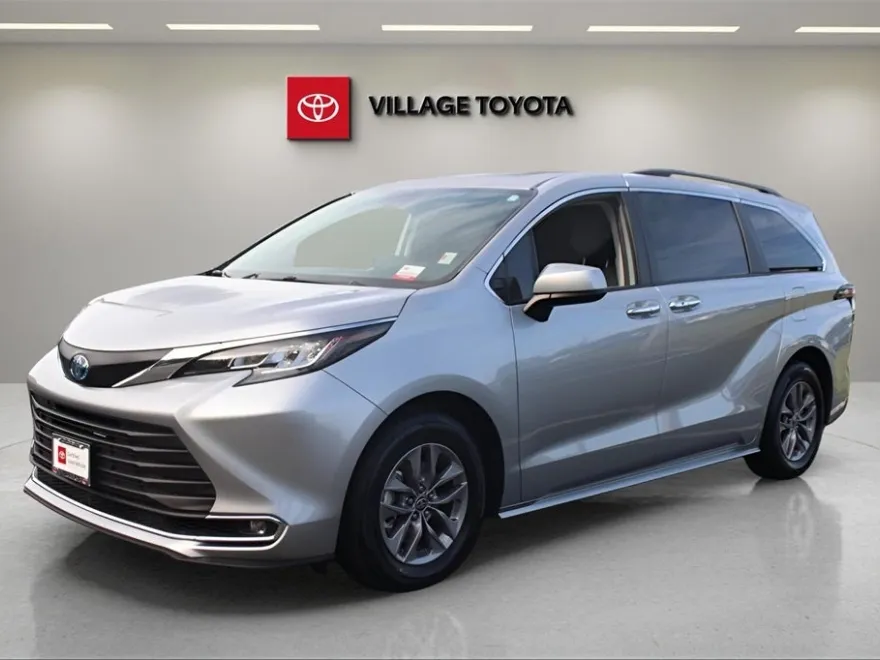 2023 Toyota Sienna XLE photo 1