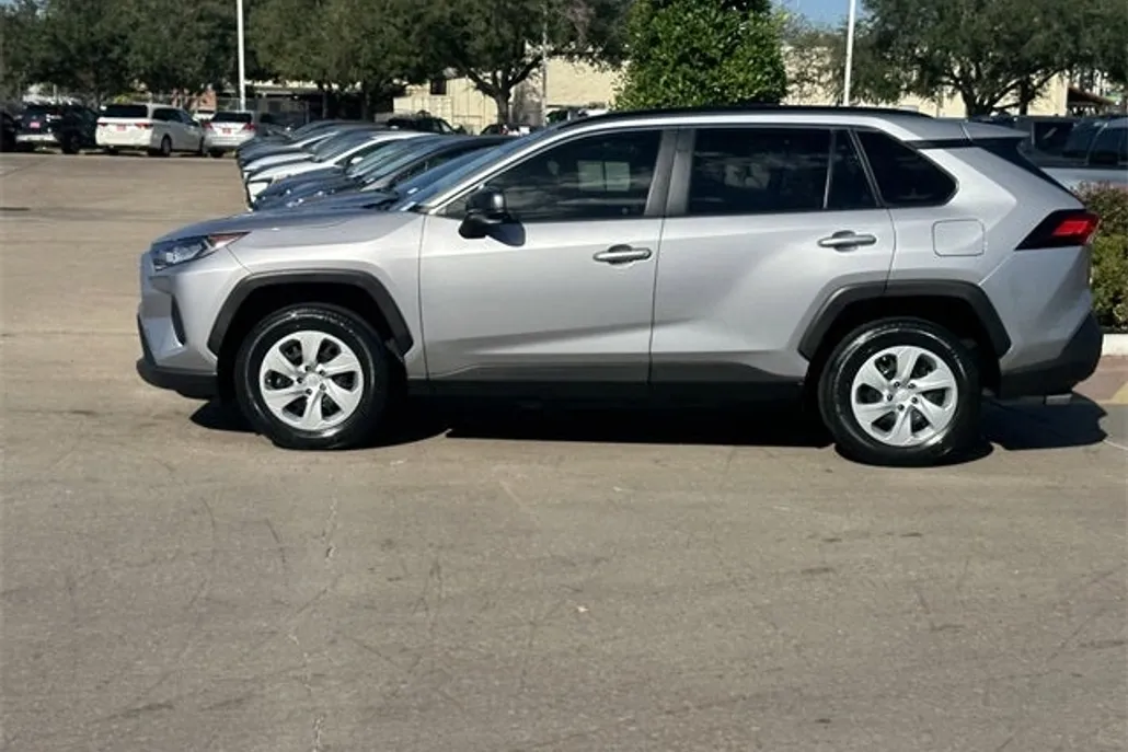 2021 Toyota RAV4 LE photo 1
