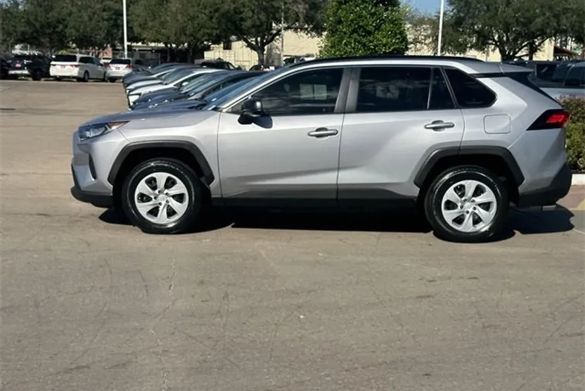 2021 Toyota RAV4 LE photo 1