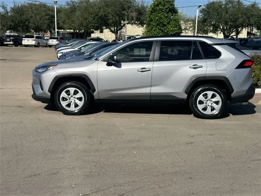 2021 Toyota RAV4 LE photo 1