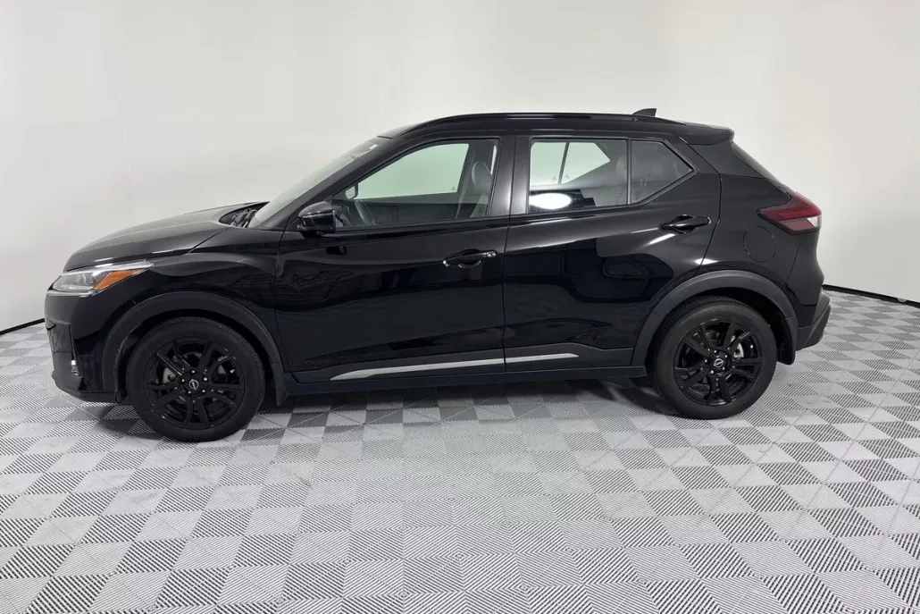 2023 Nissan Kicks SR photo 1