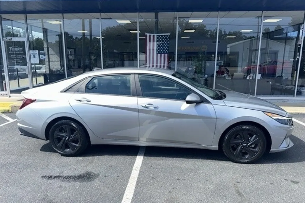 2023 Hyundai Elantra SEL photo 1