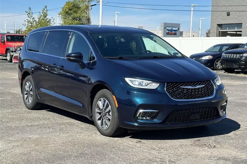 2022 Chrysler Pacifica Hybrid Touring L photo 1