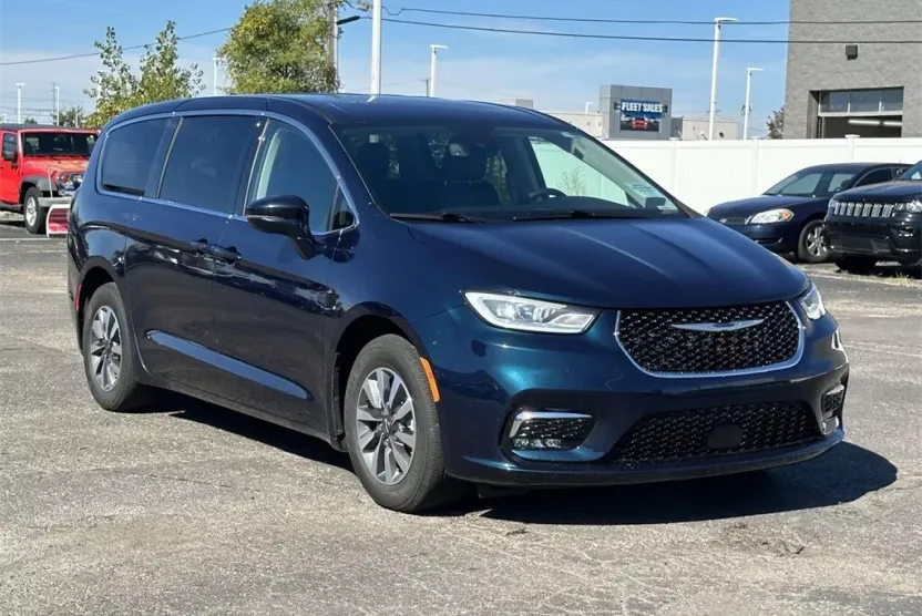 2022 Chrysler Pacifica Hybrid Touring L photo 1