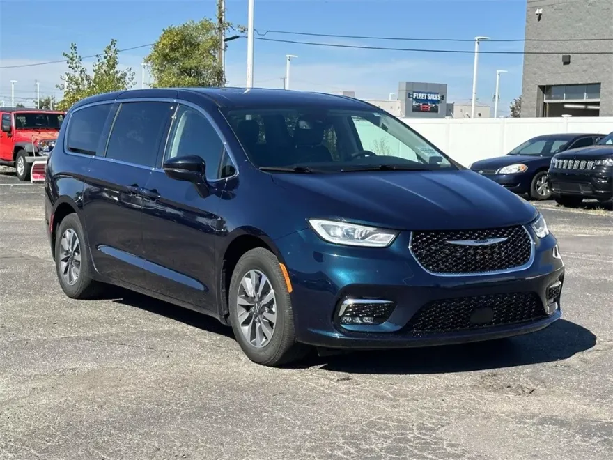 2022 Chrysler Pacifica Hybrid Touring L photo 1