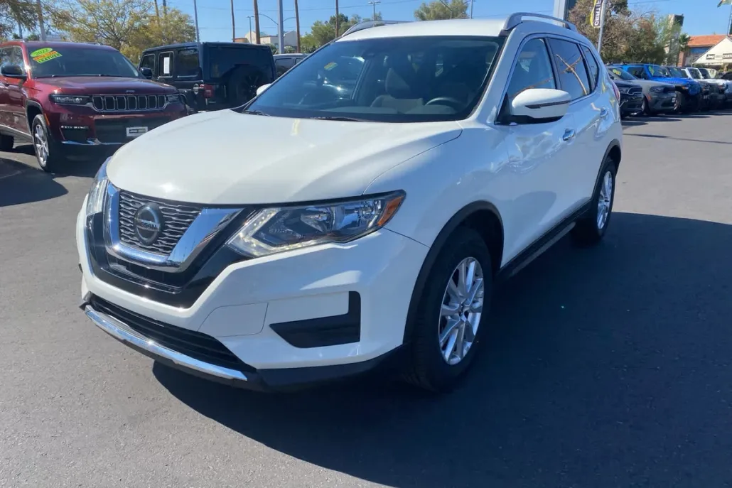 2020 Nissan Rogue SV photo 1