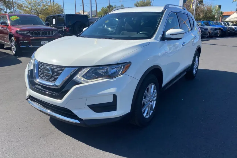 2020 Nissan Rogue SV photo 1