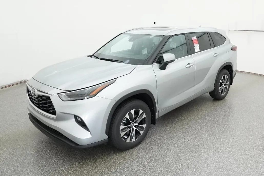 2025 Toyota Highlander XLE photo 1