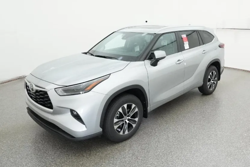 2025 Toyota Highlander XLE photo 1