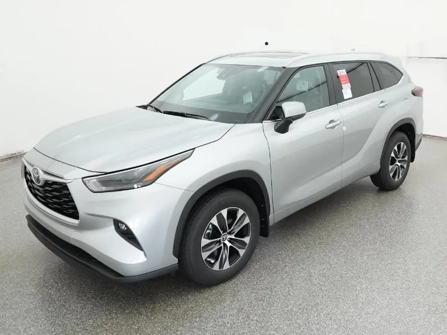 2025 Toyota Highlander XLE photo 1
