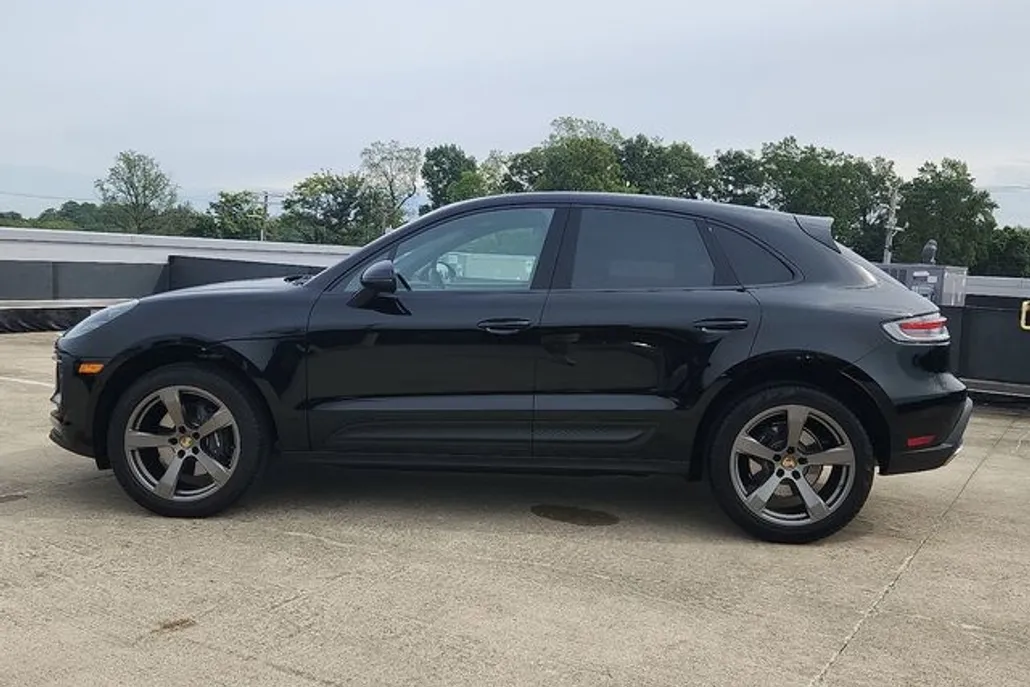 2025 Porsche Macan photo 1