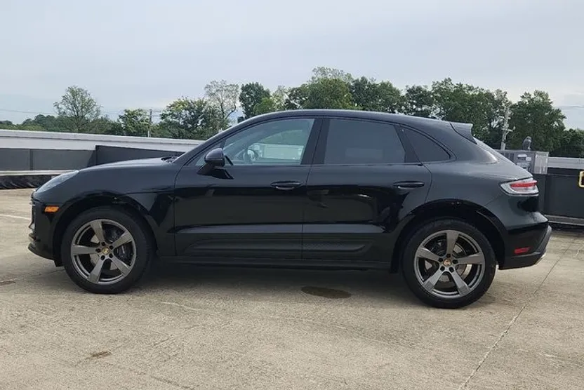 2025 Porsche Macan photo 1
