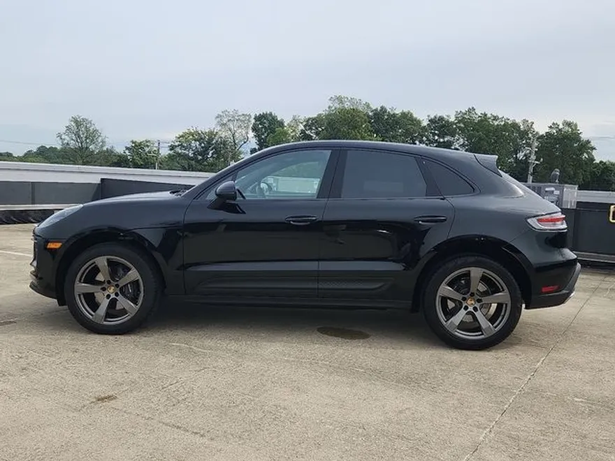 2025 Porsche Macan photo 1