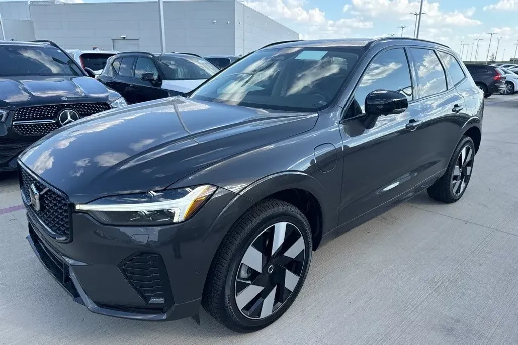 2025 Volvo XC60 Hybrid T8 Plus photo 1
