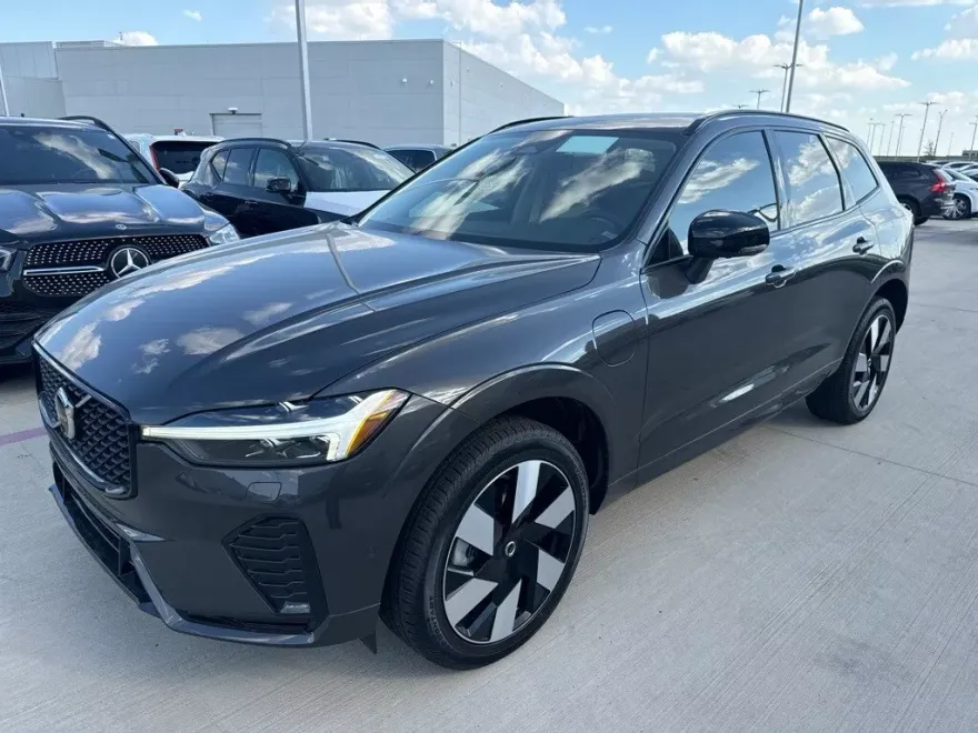 2025 Volvo XC60 Hybrid T8 Plus photo 1